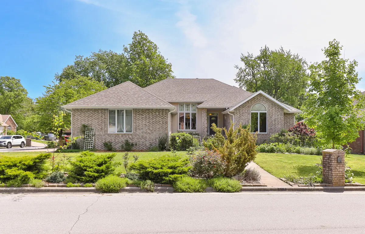 3226 S Arcadia Avenue, Springfield, MO 65804 - #1