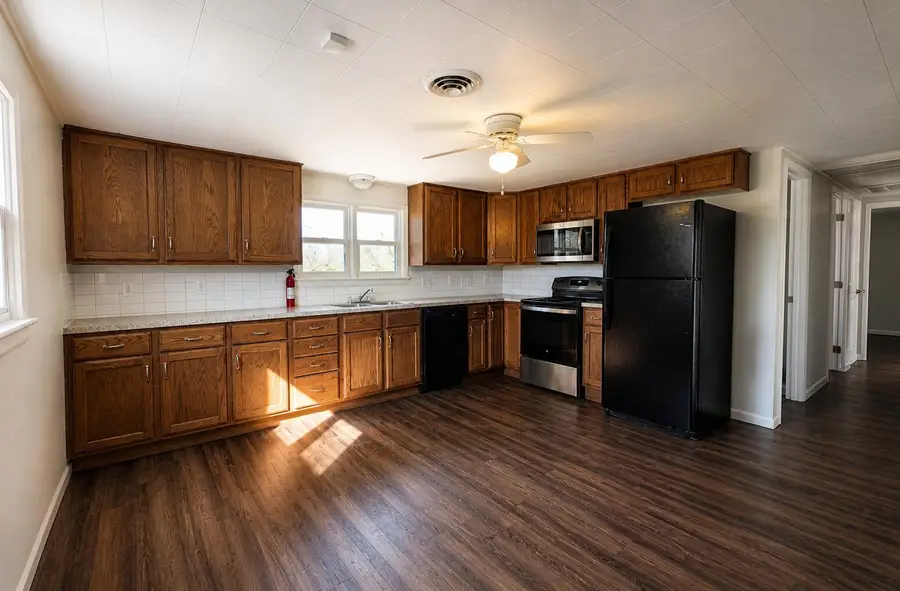 811 N Oakland Avenue, Bolivar, MO 65613 - #3