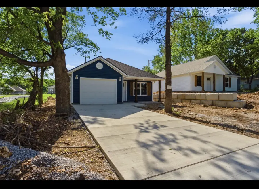 707 N Tennessee Avenue, Carterville, MO 64835 - #3