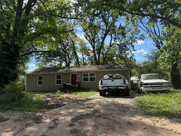 1157 S Hillcrest Avenue, Springfield, MO 65802