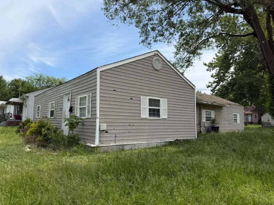 1330 W Thoman Street, Springfield, MO 65803 - #2