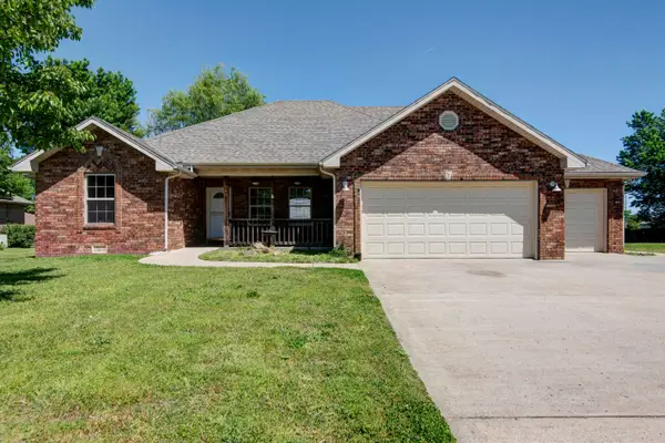 1740 S Village Lane, Bolivar, MO 65613