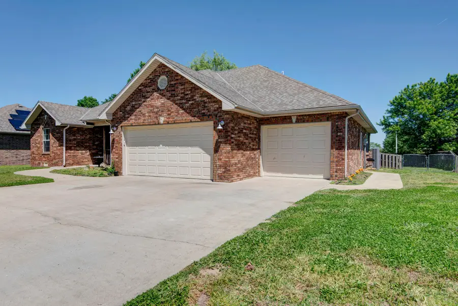 1740 S Village Lane, Bolivar, MO 65613 - #2