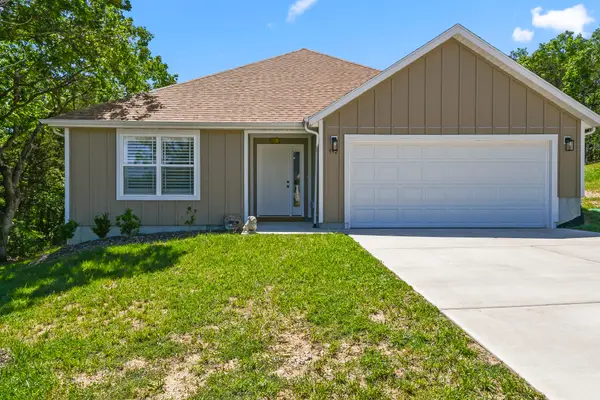 592 Pine Woods Village Drive, Hollister, MO 65672