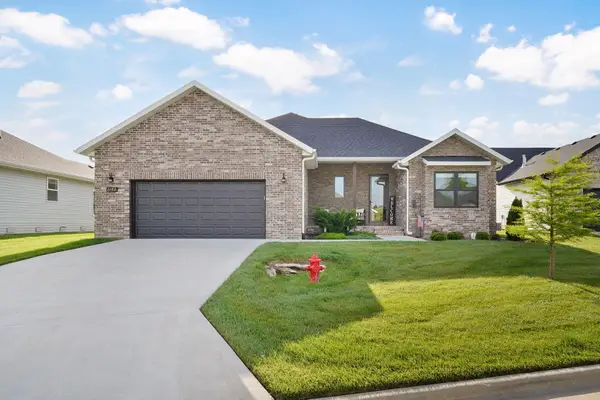 1102 S Strait Avenue, Ozark, MO 65721