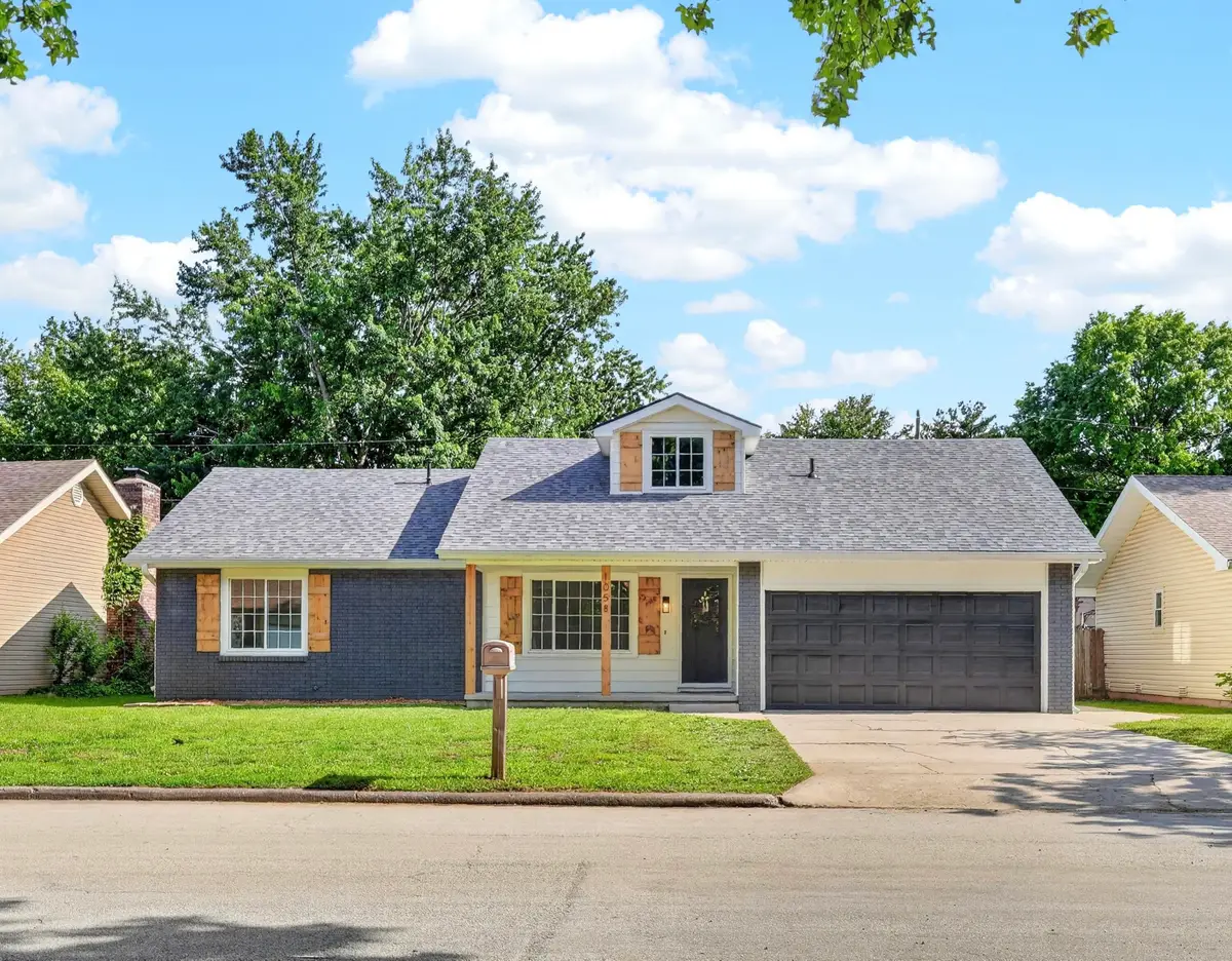 1058 E Cambridge Street, Springfield, MO 65807 - #1