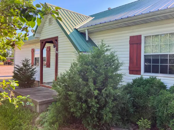1060 U.s. 69, Frontenac, KS 66763