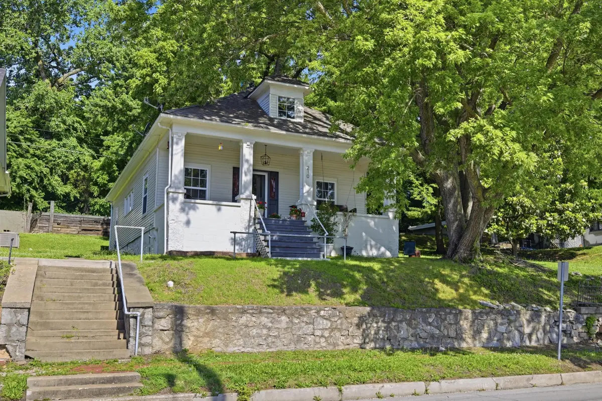 210 S Jefferson Street, Neosho, MO 64850 - #1