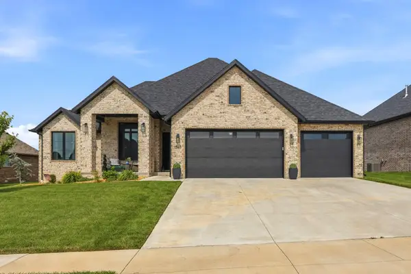 1523 N Meadowood Avenue, Springfield, MO 65802