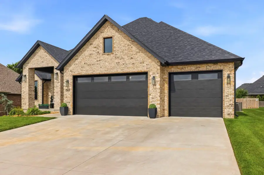 1523 N Meadowood Avenue, Springfield, MO 65802 - #3