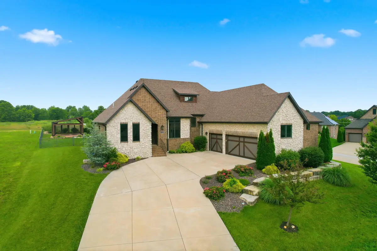 3215 W Bluffview Street, Springfield, MO 65810 - #1