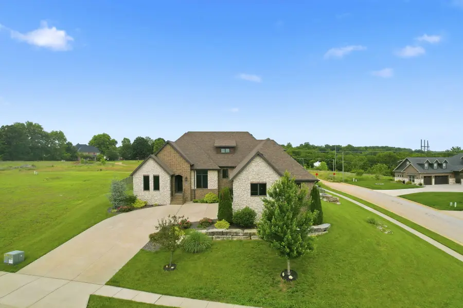 3215 W Bluffview Street, Springfield, MO 65810 - #3