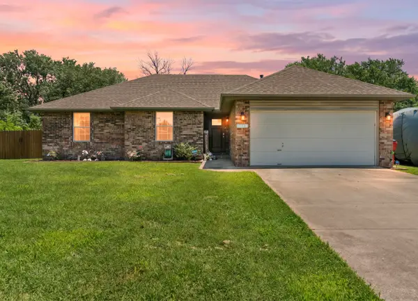 704 S State Highway Ab, Willard, MO 65781