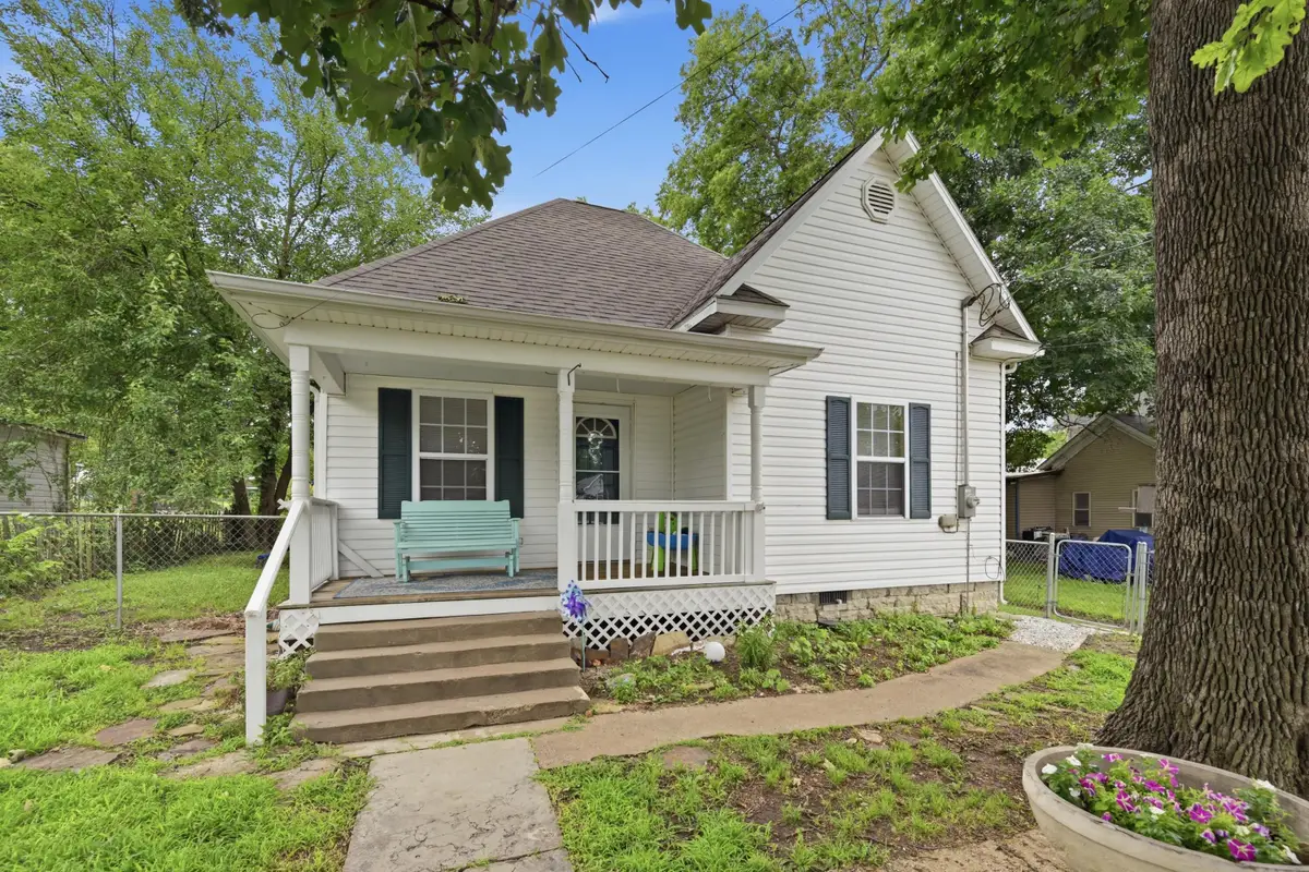 524 Walnut Street, Carthage, MO 64836 - #1