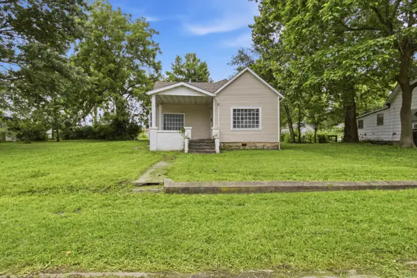 114 E College Street, Aurora, MO 65605