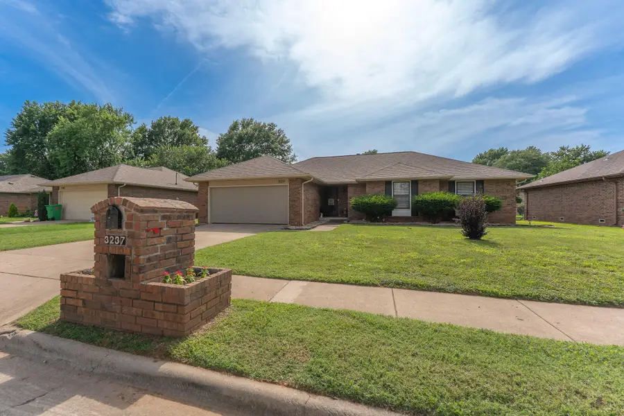 3237 S Kings Avenue, Springfield, MO 65807 - #3