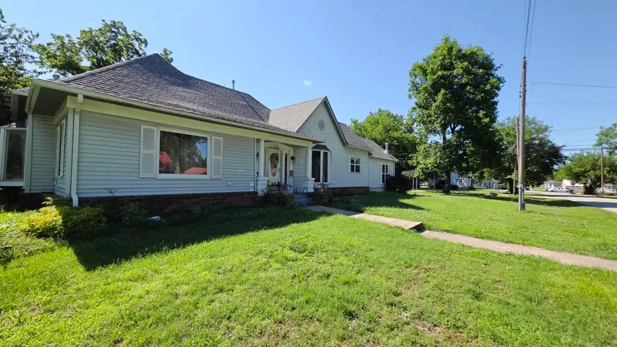 517 S Adams Avenue, Aurora, MO 65605 - #3