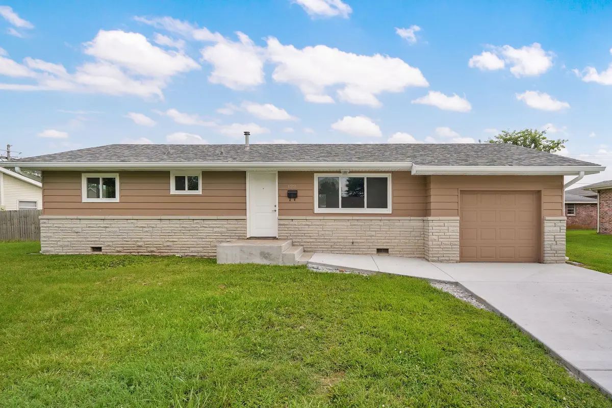 122 W Charles Street, Republic, MO 65738 - #1