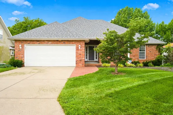 395 S Yellowwood Drive, Springfield, MO 65809
