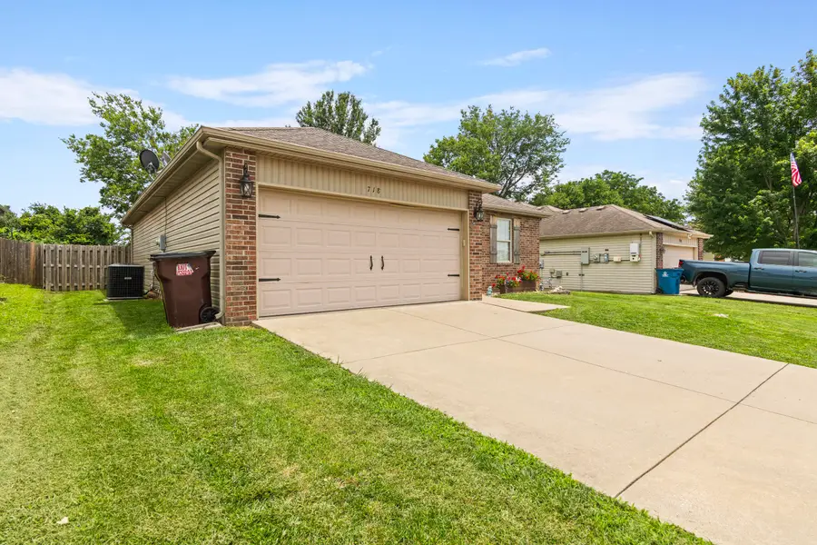 718 S Mahn Avenue, Springfield, MO 65802 - #3