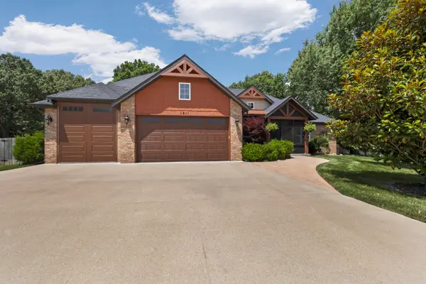 1911 N Pavilion Place, Strafford, MO 65757
