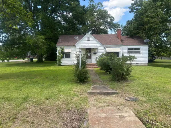 501 E Highland Street, Aurora, MO 65605