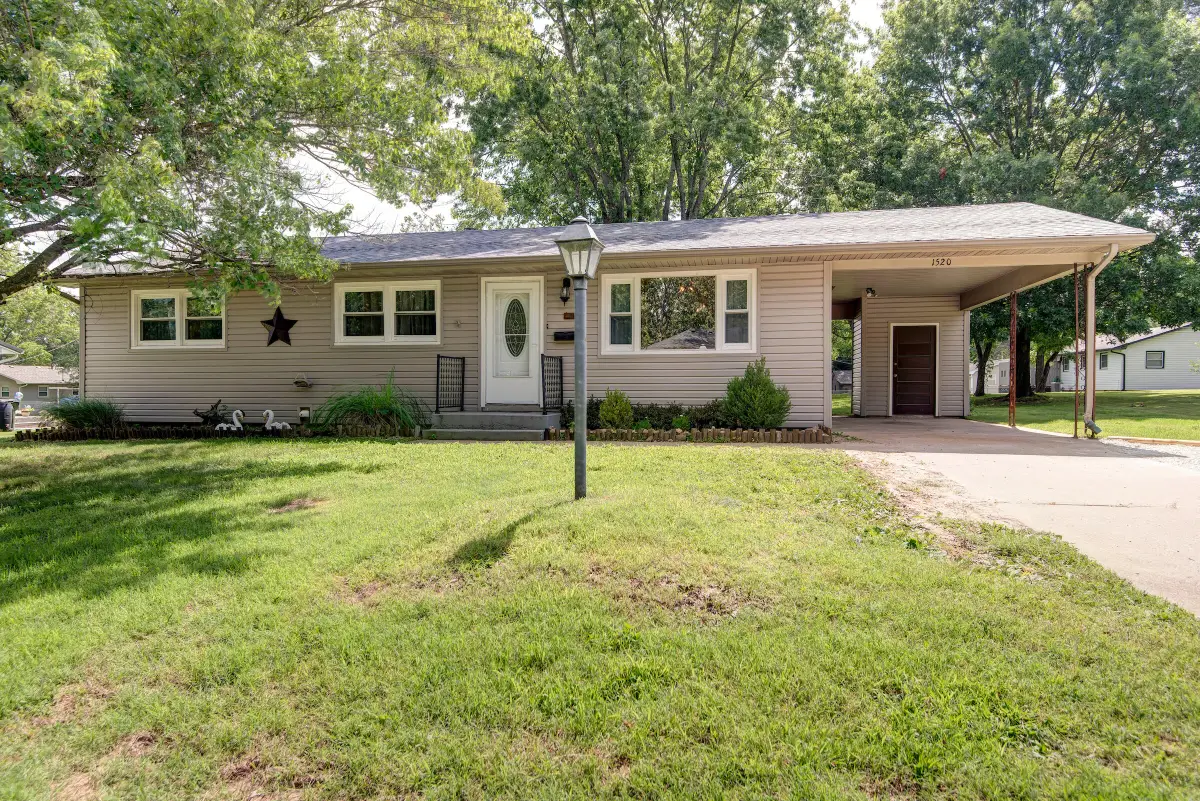 1520 S Carnation Drive, Aurora, MO 65605 - #1