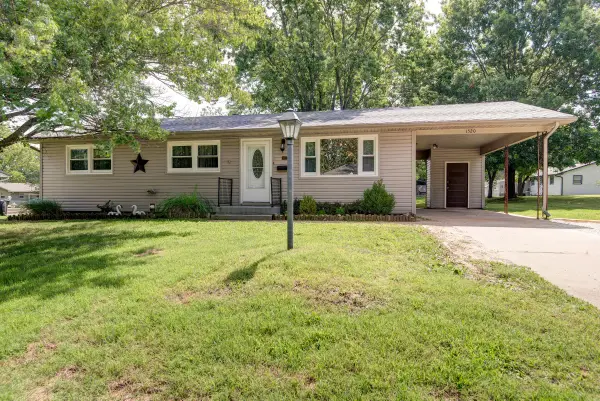 1520 S Carnation Drive, Aurora, MO 65605