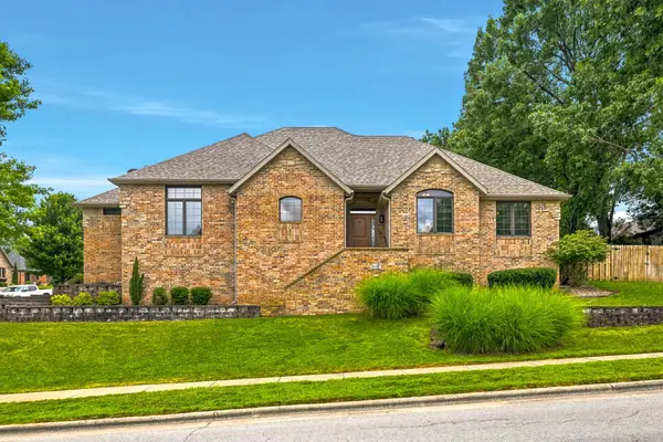 1628 E Wood Oaks Street, Springfield, MO 65804