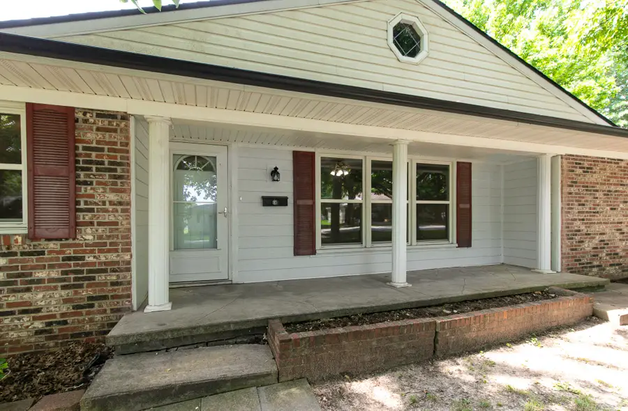 910 E Auburn Street, Bolivar, MO 65613 - #3