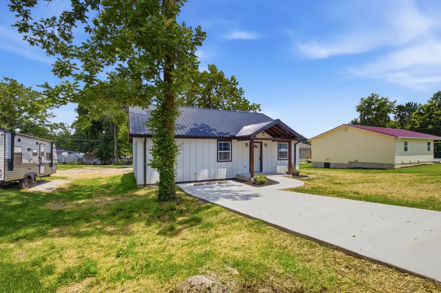110 W Clinton Street, Mansfield, MO 65704 - #2