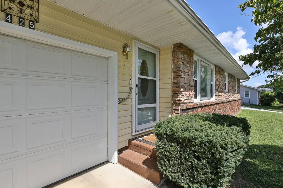 425 N Sunset Avenue, Bolivar, MO 65613 - #3