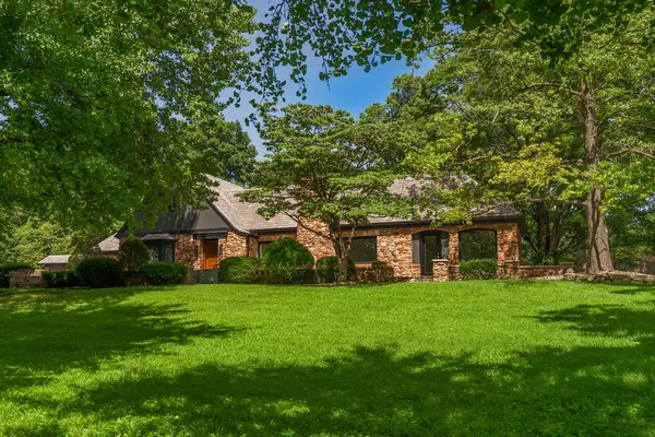 2244 S Edgewater Drive, Springfield, MO 65804