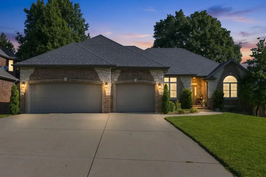 1019 W Parkhill Circle, Springfield, MO 65810 - #2
