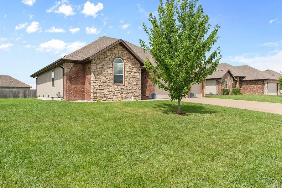 873 E Ozark Jubilee Drive, Nixa, MO 65714 - #3