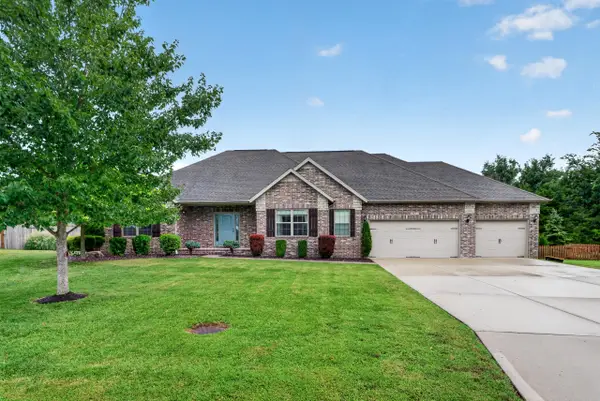 1930 N Pavilion Place, Strafford, MO 65757