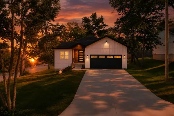 206 S 8th Avenue, Ozark, MO 65721