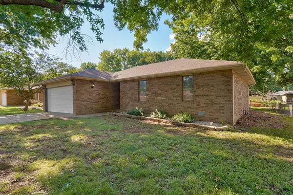 1037 W Lindberg Street, Springfield, MO 65807