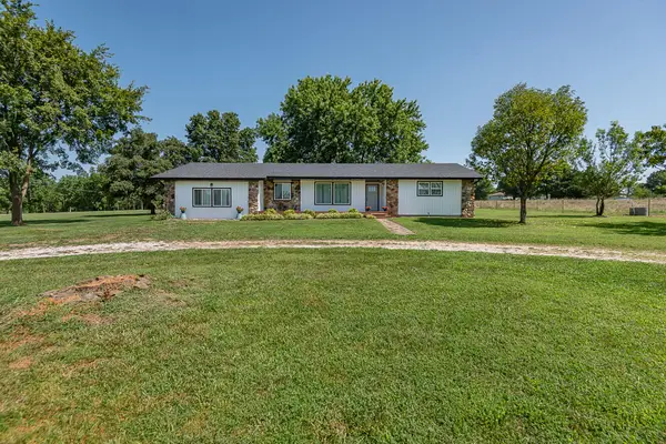 1905 E Webb Road, Ozark, MO 65721