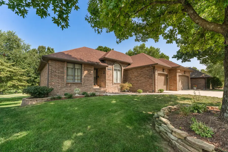 1854 S Oakmont Avenue, Springfield, MO 65809 - #2