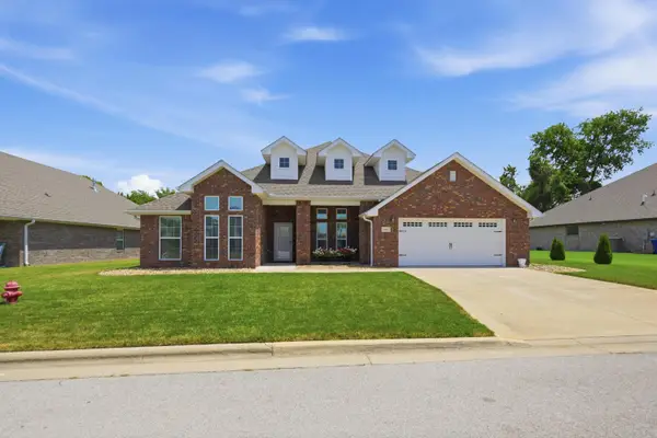 1003 Mckenzie Circle, Webb City, MO 64870