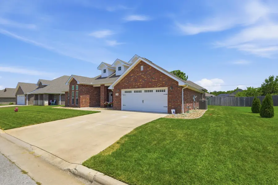 1003 Mckenzie Circle, Webb City, MO 64870 - #2