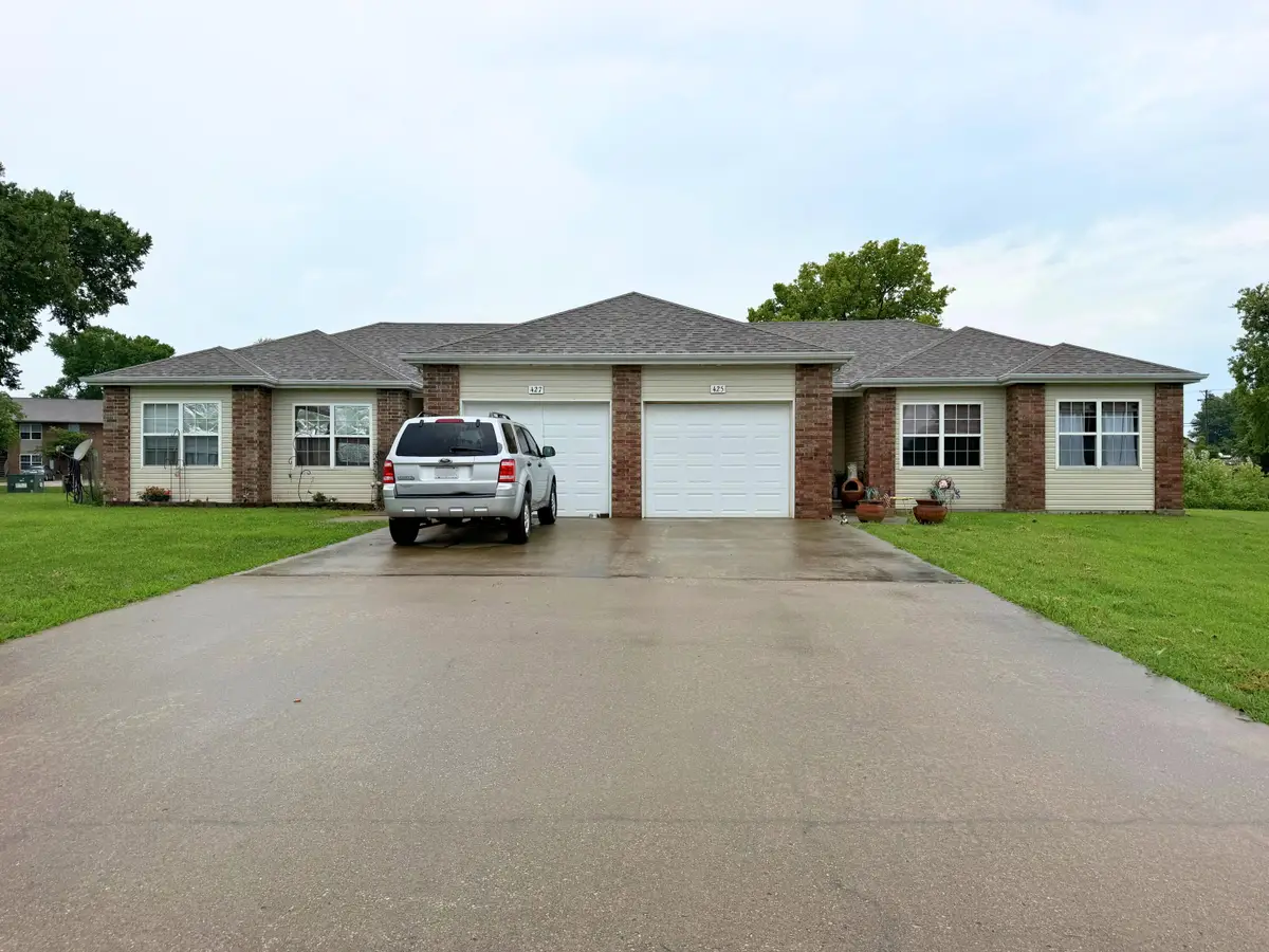 425 & 427 W Bradford Street, Bolivar, MO 65613 - #1