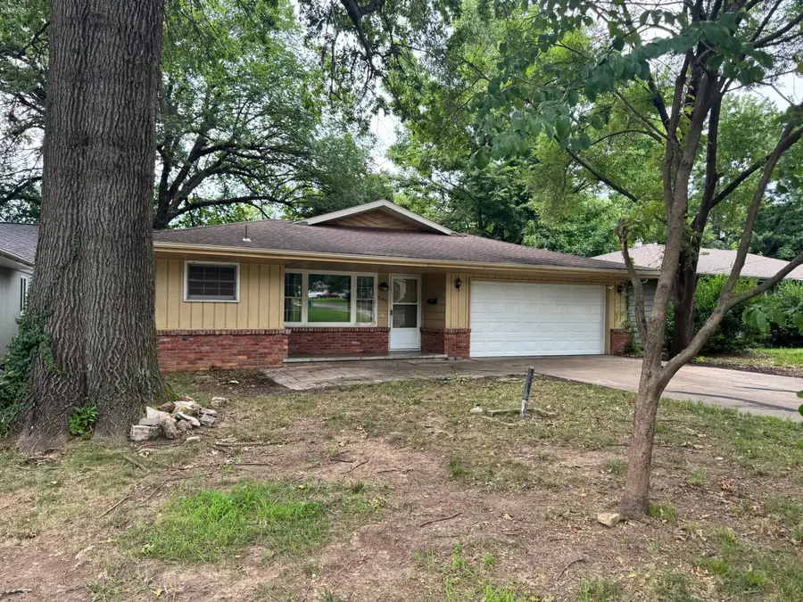 2239 S Pickwick Avenue, Springfield, MO 65804 - #2