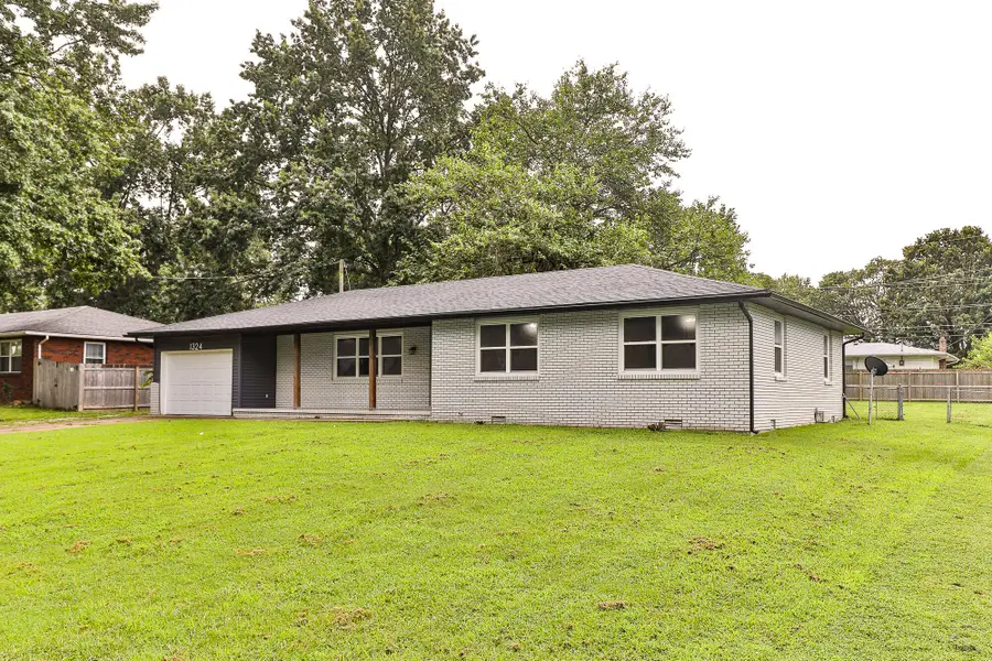 1324 E Lindon Street, Bolivar, MO 65613 - #2