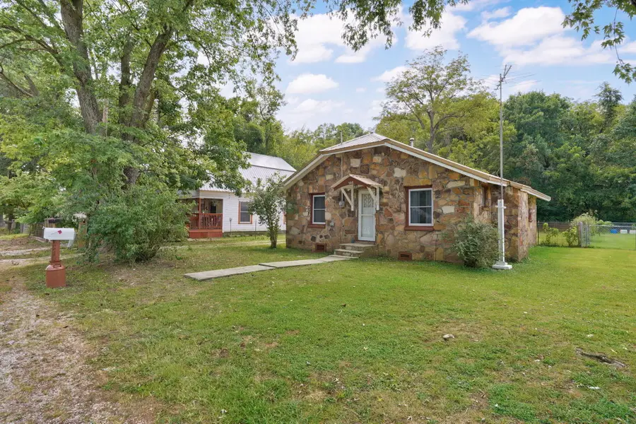 105 S Walnut Street, Crane, MO 65633 - #2
