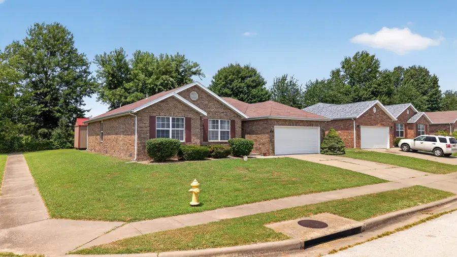 709 S Hazelnut Avenue, Springfield, MO 65802 - #3