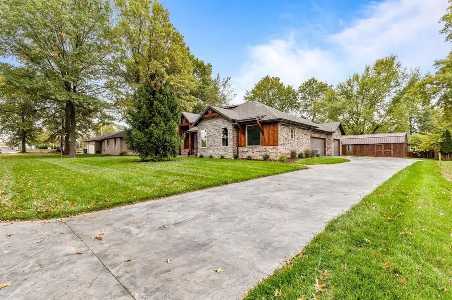 104 W Aven Avenue, Nixa, MO 65714 - #2