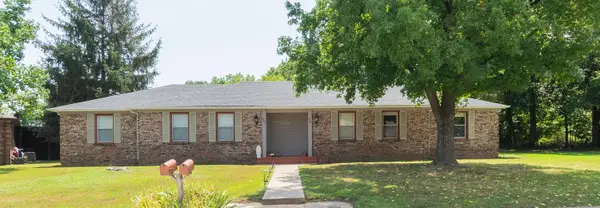 900 E Kirkwood Drive, Aurora, MO 65605