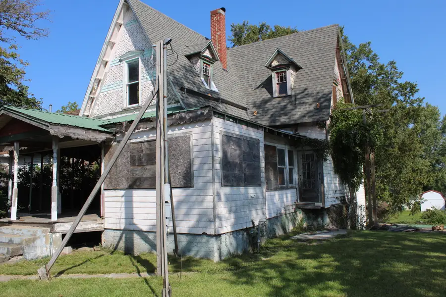 409 E College Street, Aurora, MO 65605 - #2